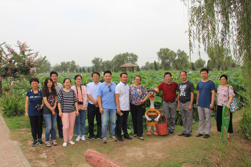 3 金湖荷花荡景区合影.jpg